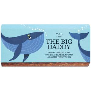 marksandspencer_DenOtcu2023_cokolada Big Daddy Bar s karamelem, arasidovym maslem a kousky arasidu_259Kc_cutout.jpg